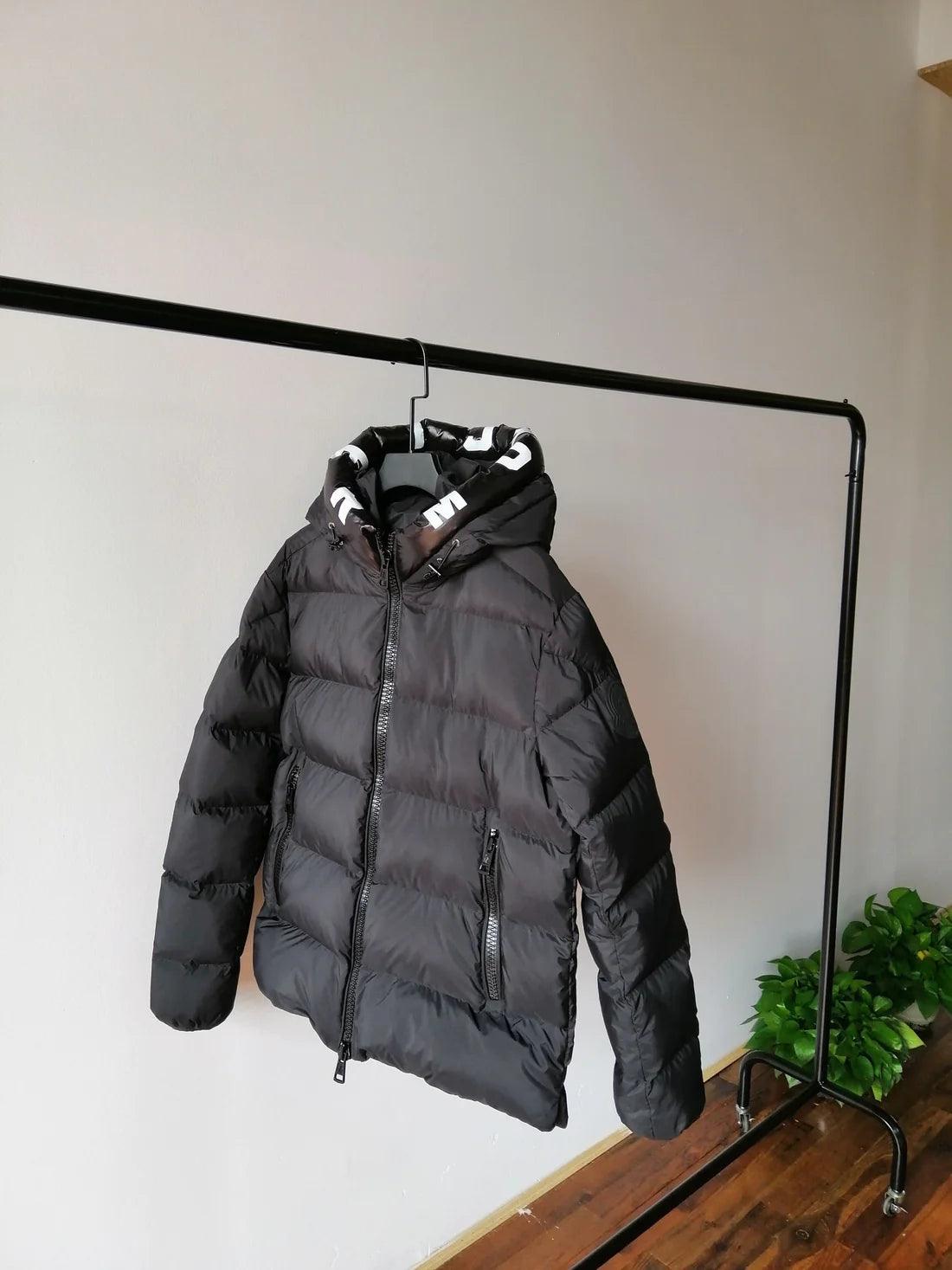 Moncler Yeni Sezon Mont - Glimmer of Luxury