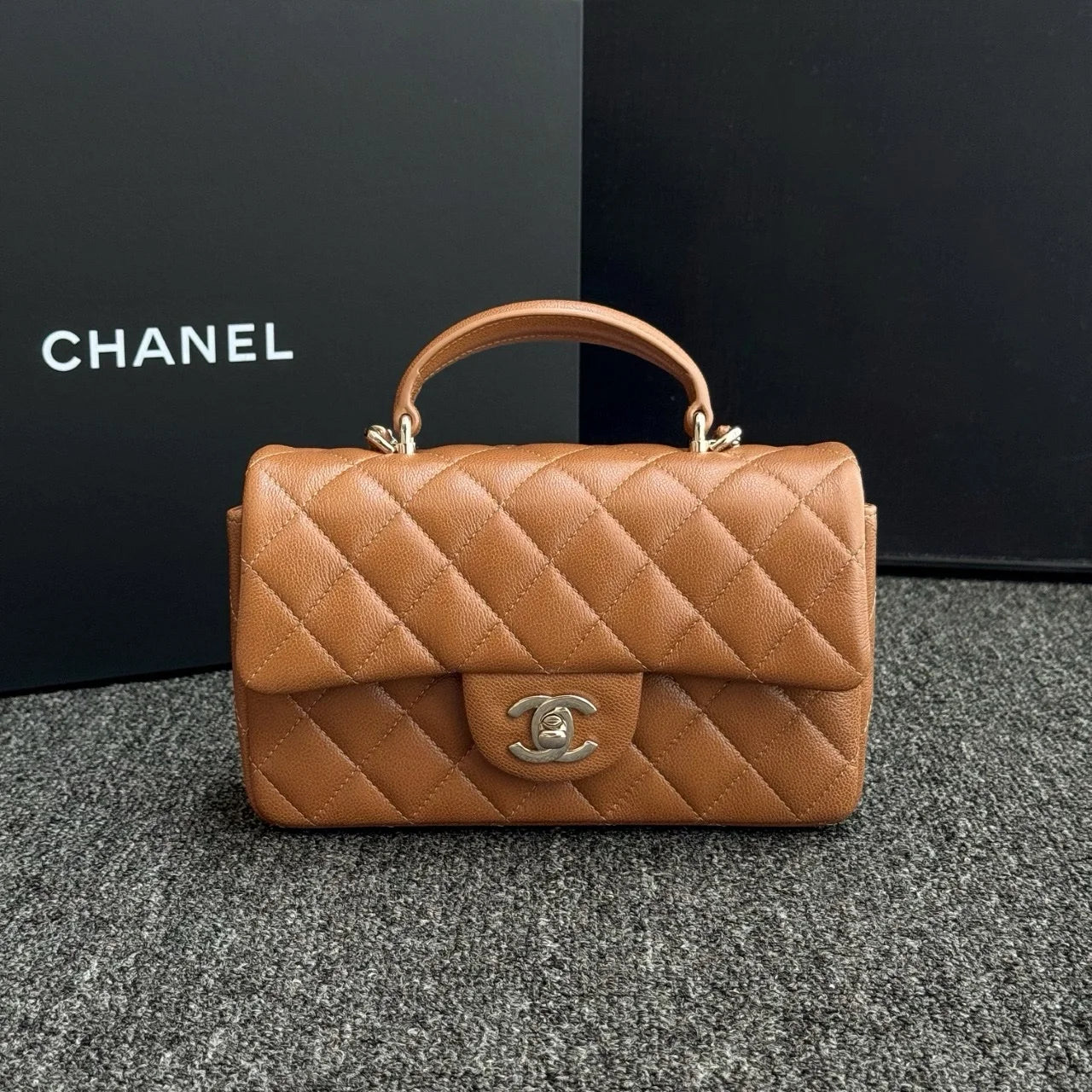 Chanel Mini Kulp İnce Top Desen Karamel Rengi Açık Altın Toka