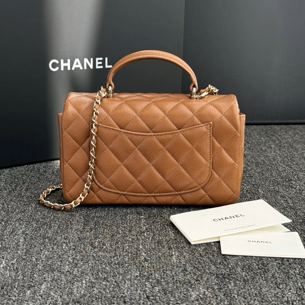 Chanel Mini Kulp İnce Top Desen Karamel Rengi Açık Altın Toka