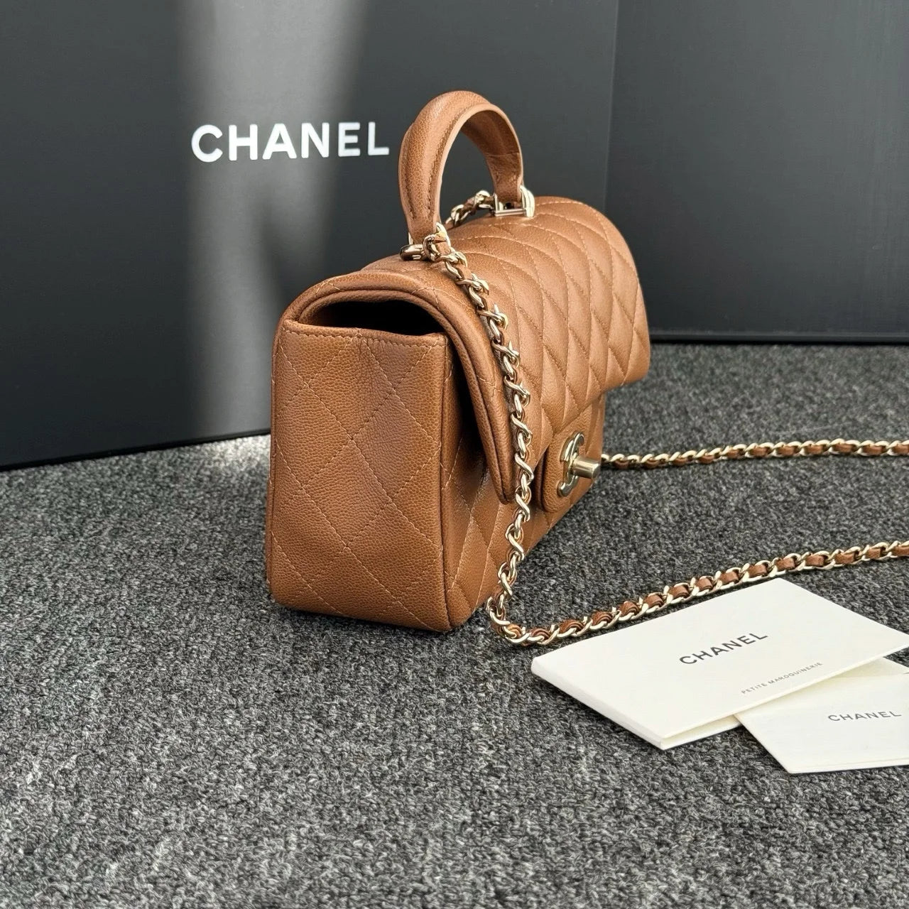 Chanel Mini Kulp İnce Top Desen Karamel Rengi Açık Altın Toka