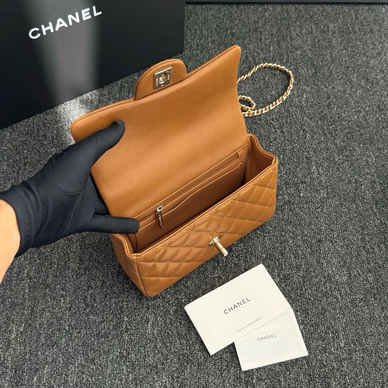 Chanel Mini Kulp İnce Top Desen Karamel Rengi Açık Altın Toka