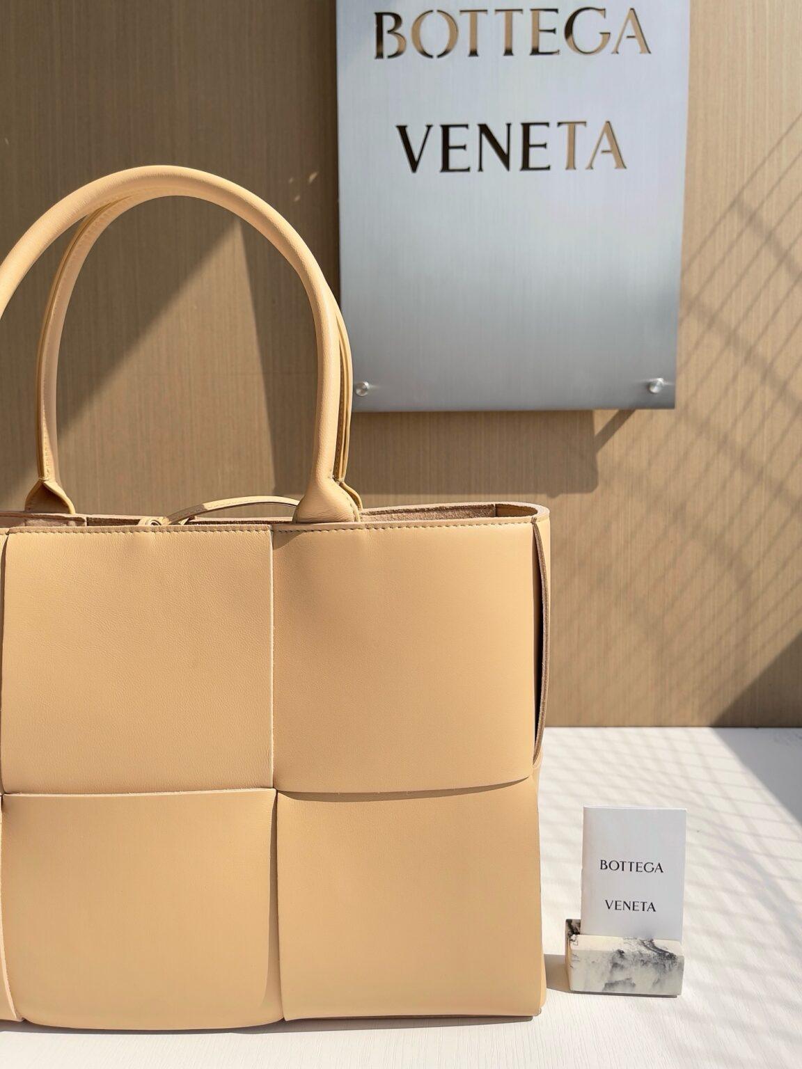 Bottega Veneta Ekstra Büyük Dikdörtgen Tote Çanta