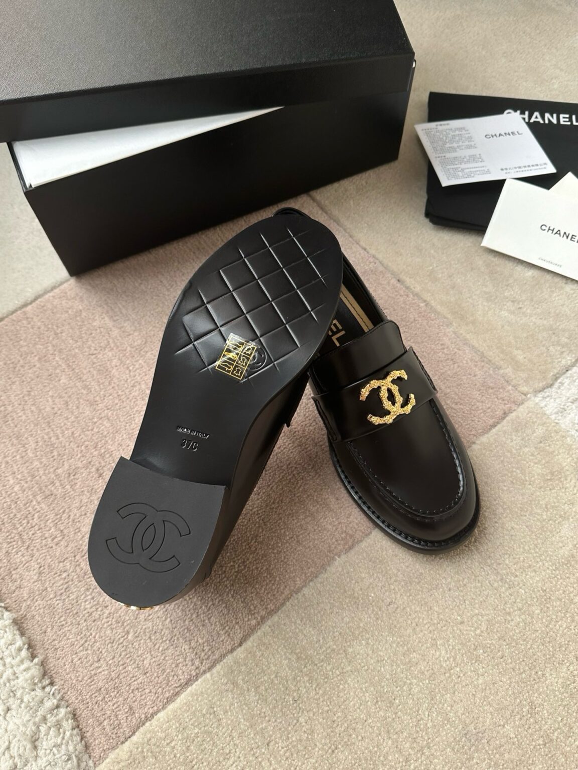 Chanel 24S Yeni Çift C tokalı Mary Jane Loafer