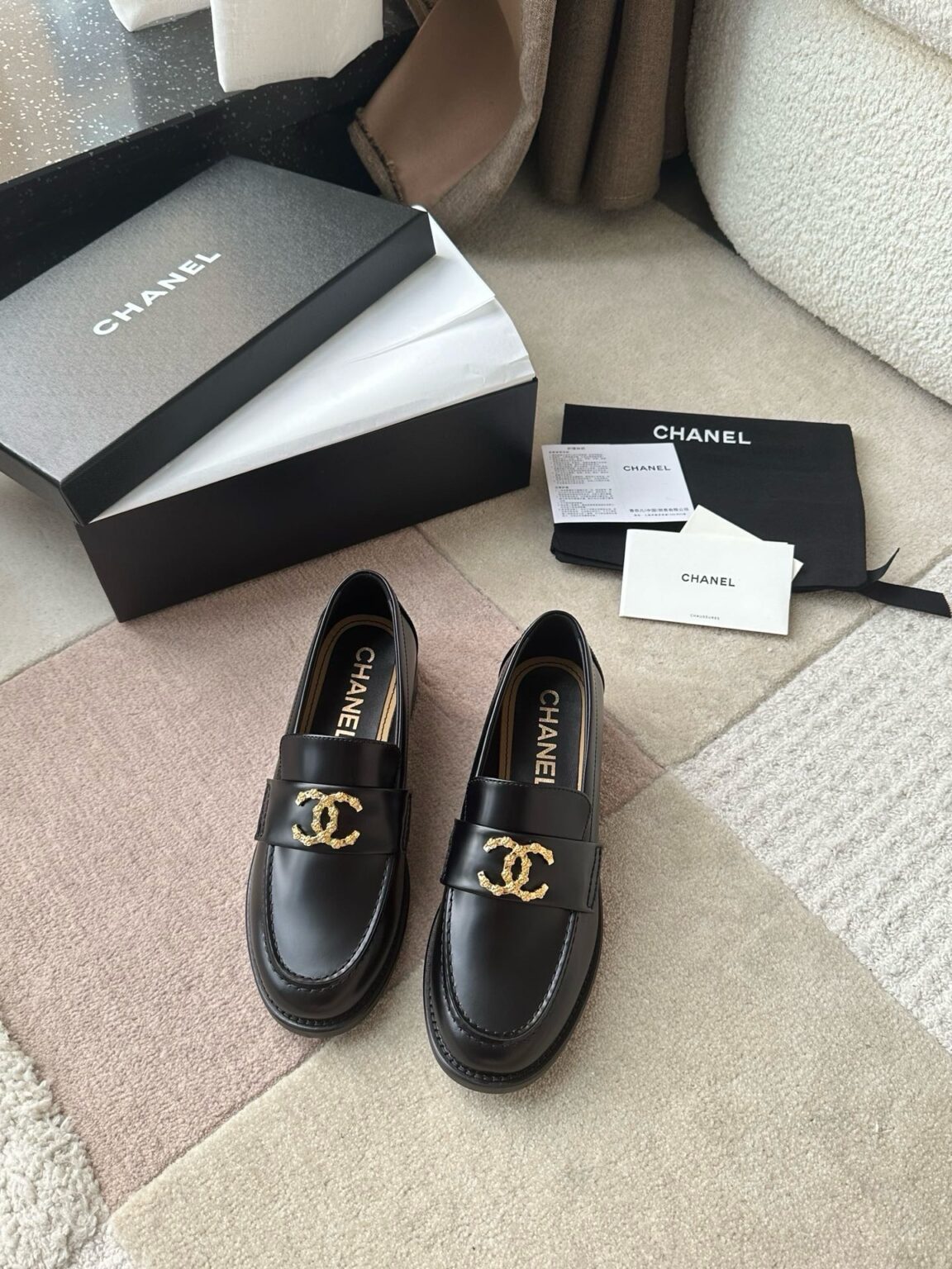 Chanel 24S Yeni Çift C tokalı Mary Jane Loafer