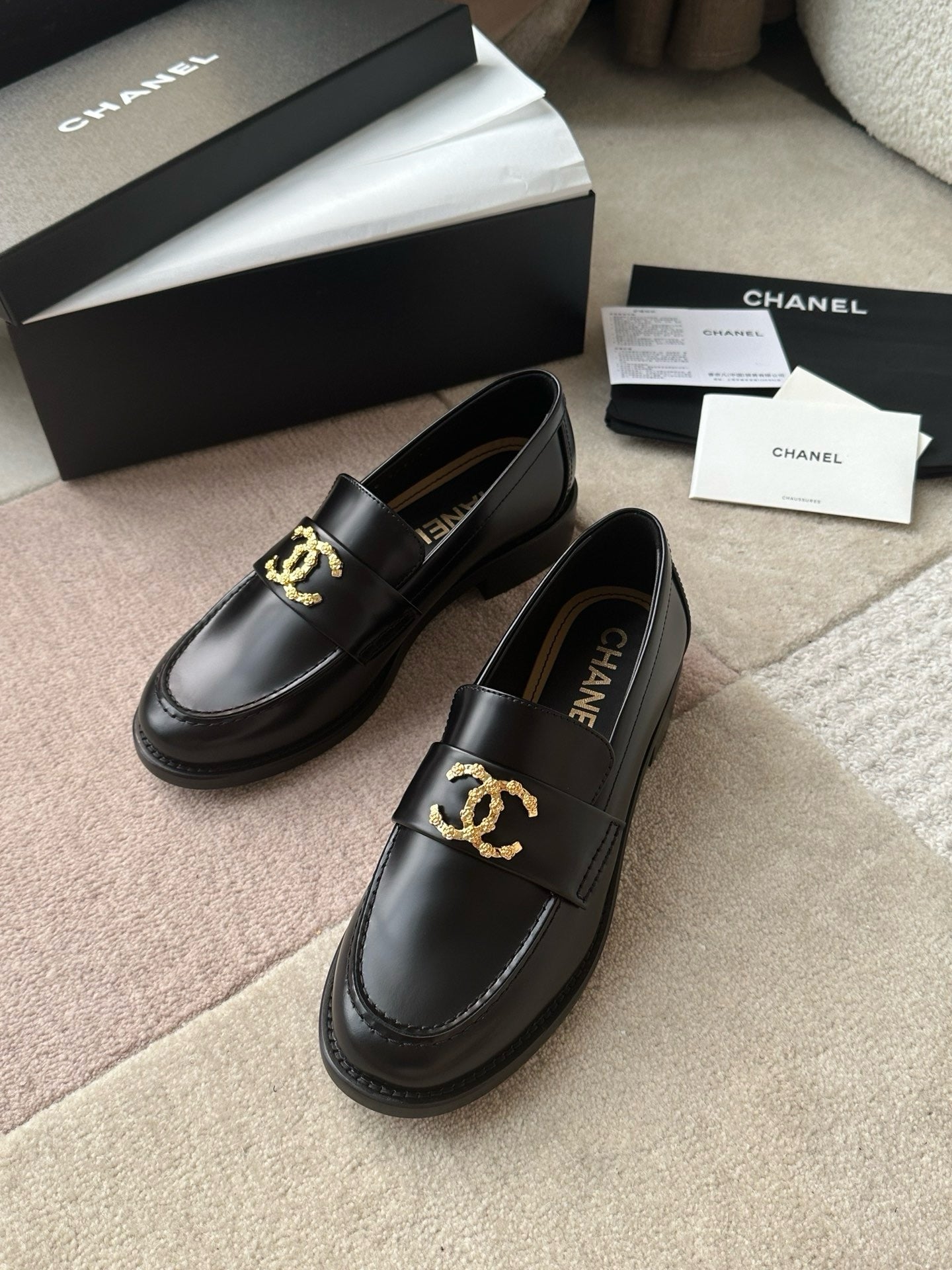 Chanel 24S Yeni Çift C tokalı Mary Jane Loafer