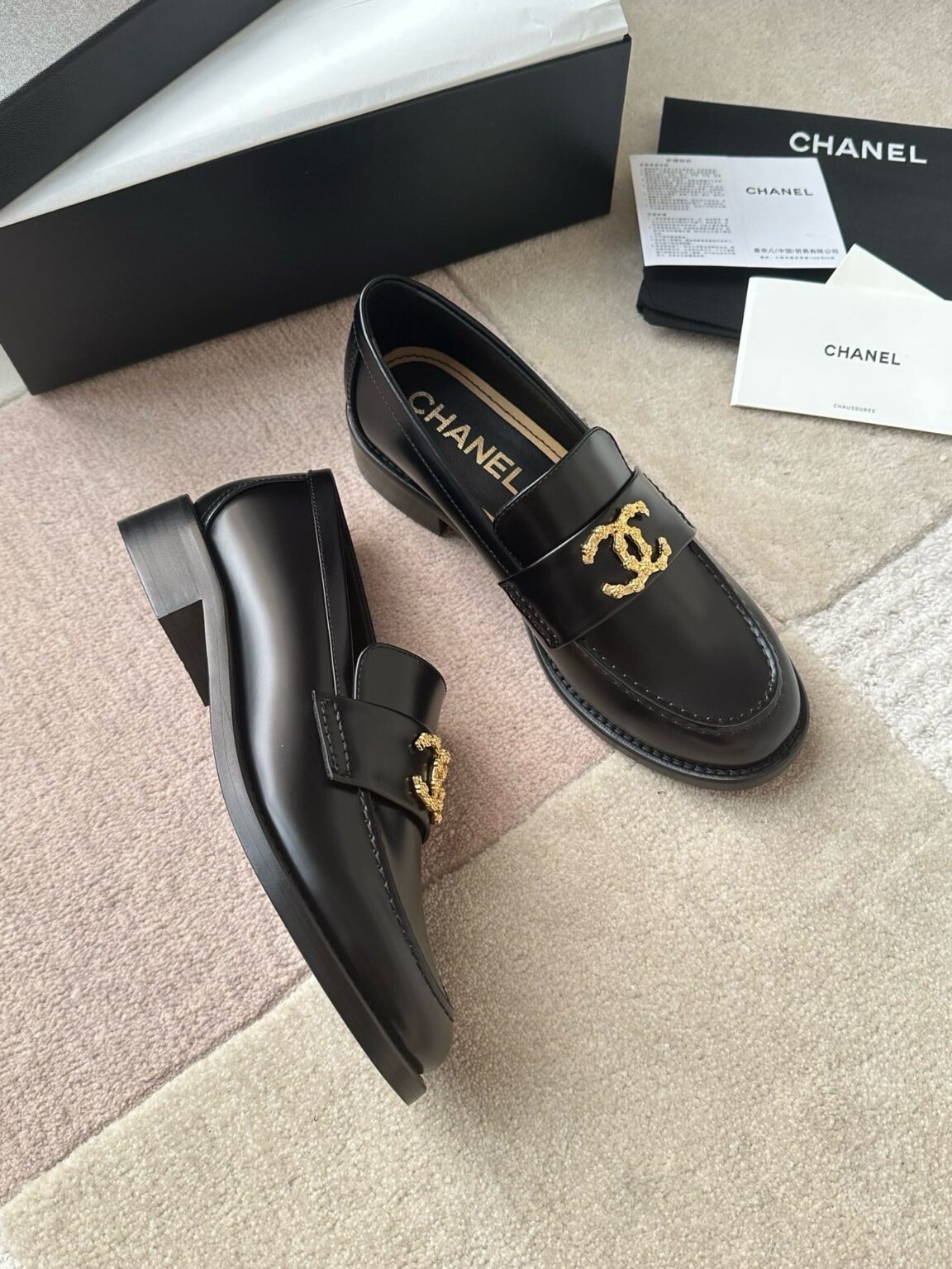 Chanel 24S Yeni Çift C tokalı Mary Jane Loafer