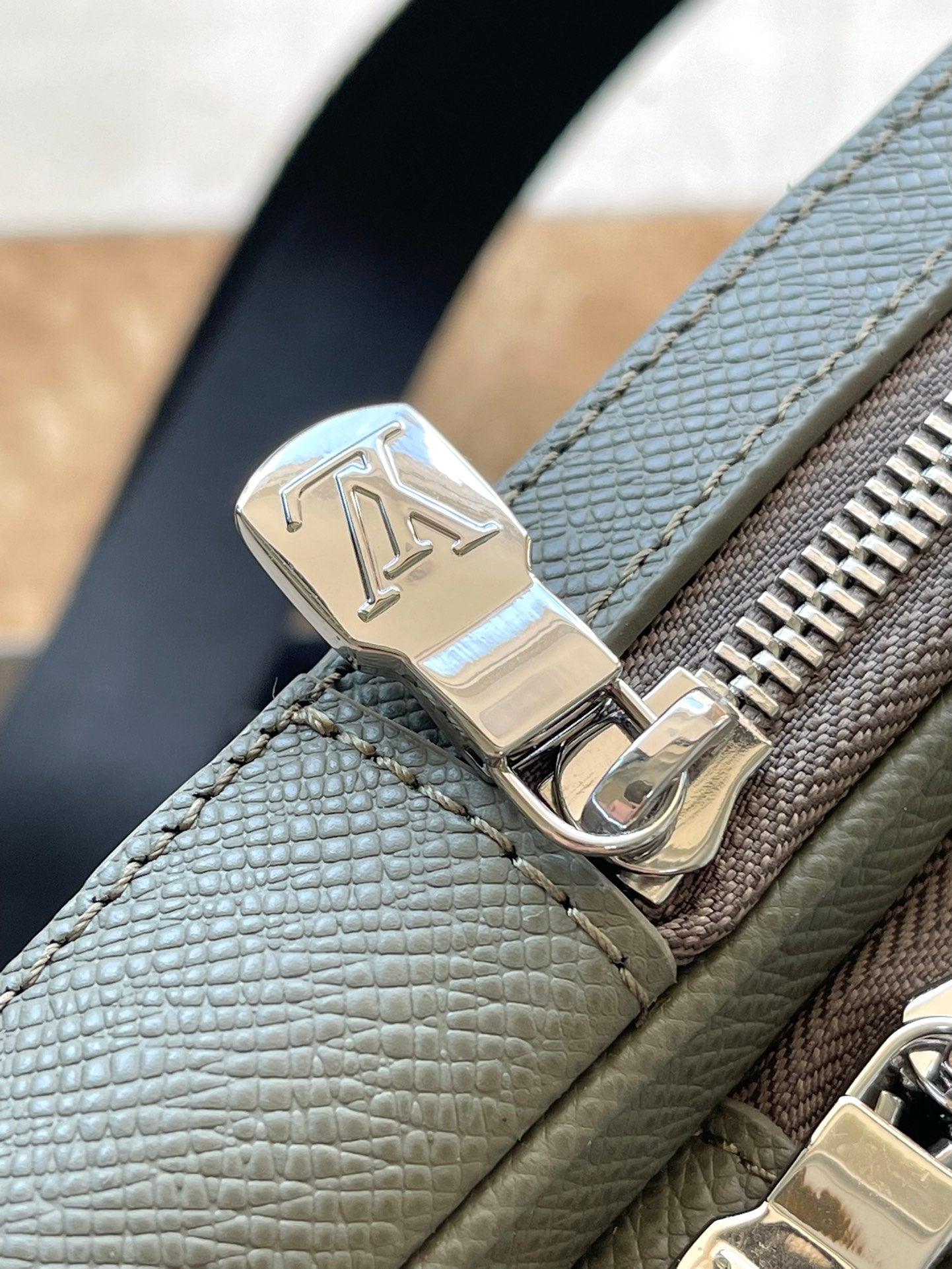 Louis Vuitton M30973 Asker Yeşili Slingback Omuz Çantası