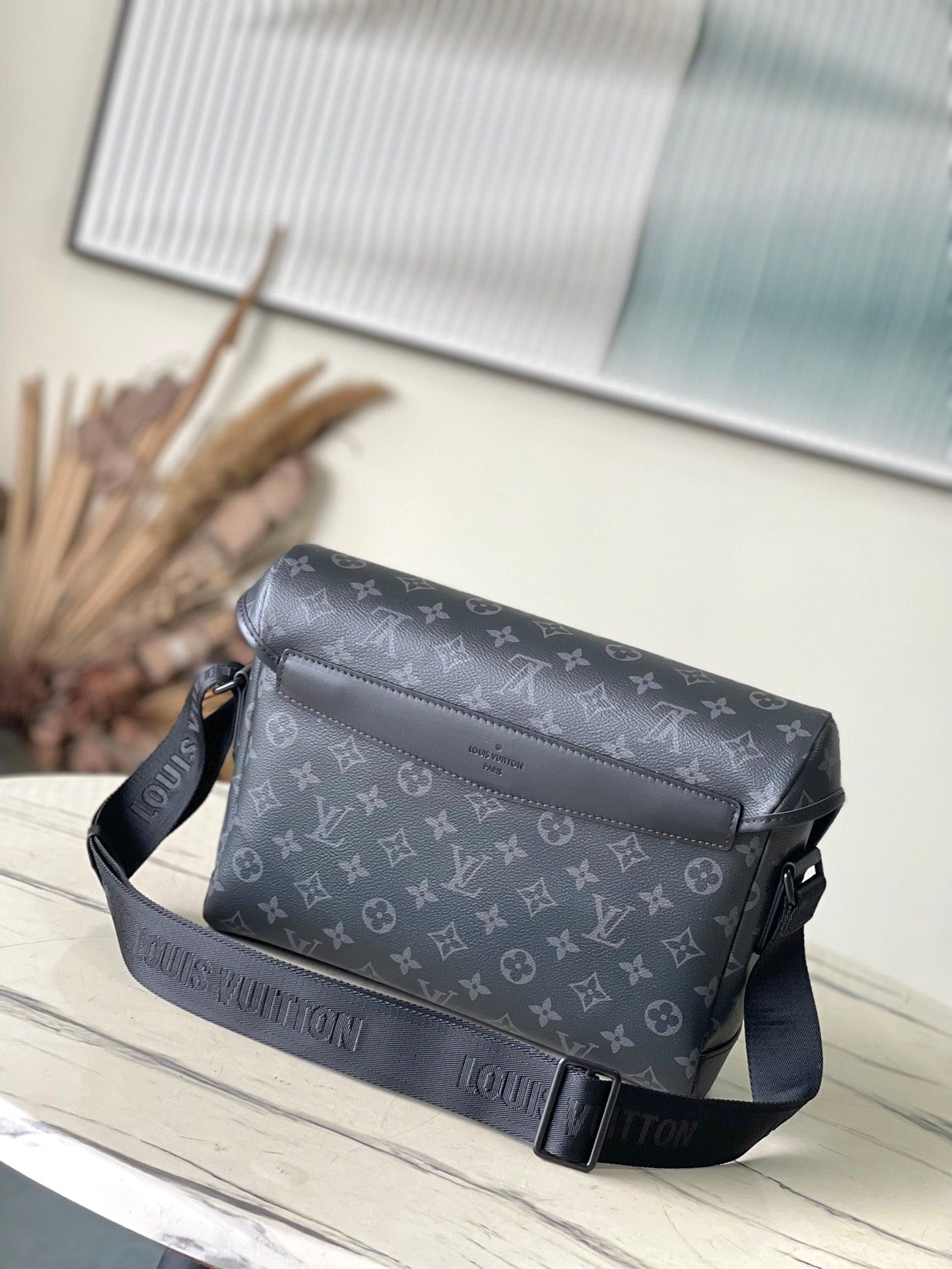 Louis Vuitton M25121 Siyah Çiçek Voyager Küçük Postacı Çantası