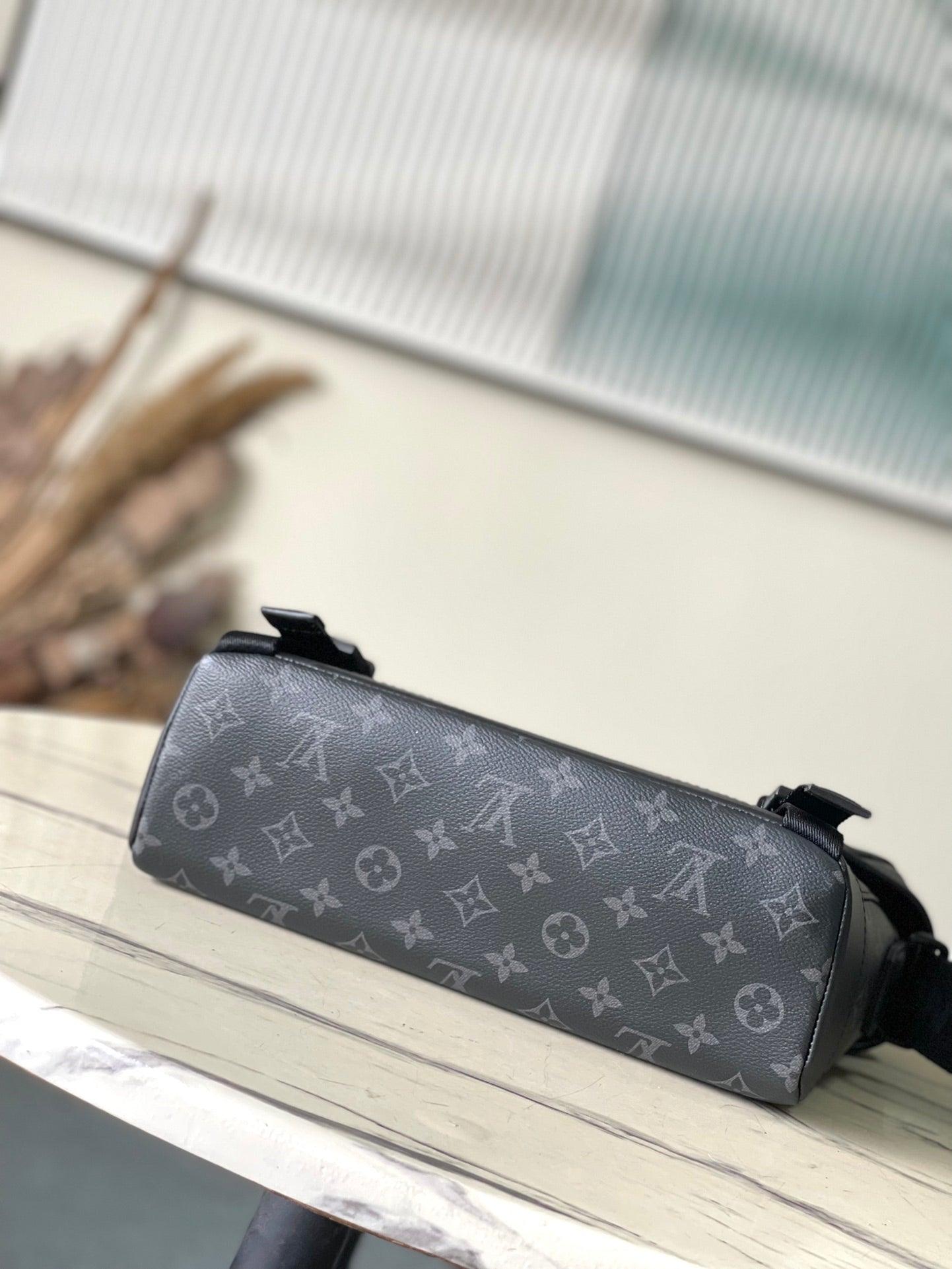 Louis Vuitton M25121 Siyah Çiçek Voyager Küçük Postacı Çantası