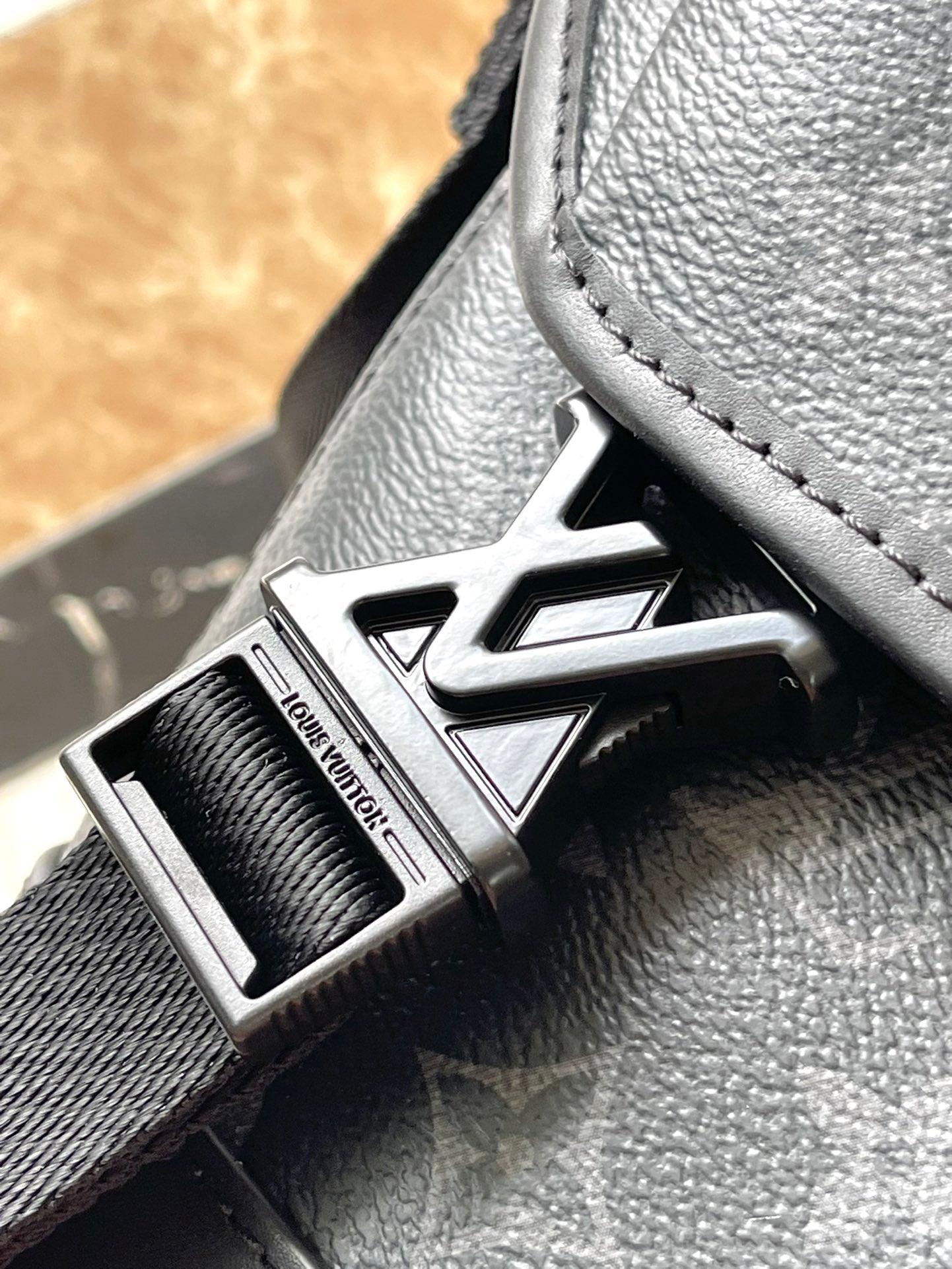 Louis Vuitton M25121 Siyah Çiçek Voyager Küçük Postacı Çantası