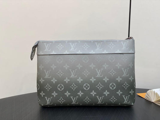 Louis Vuitton M11545 Yumuşak Seyahat Çantası