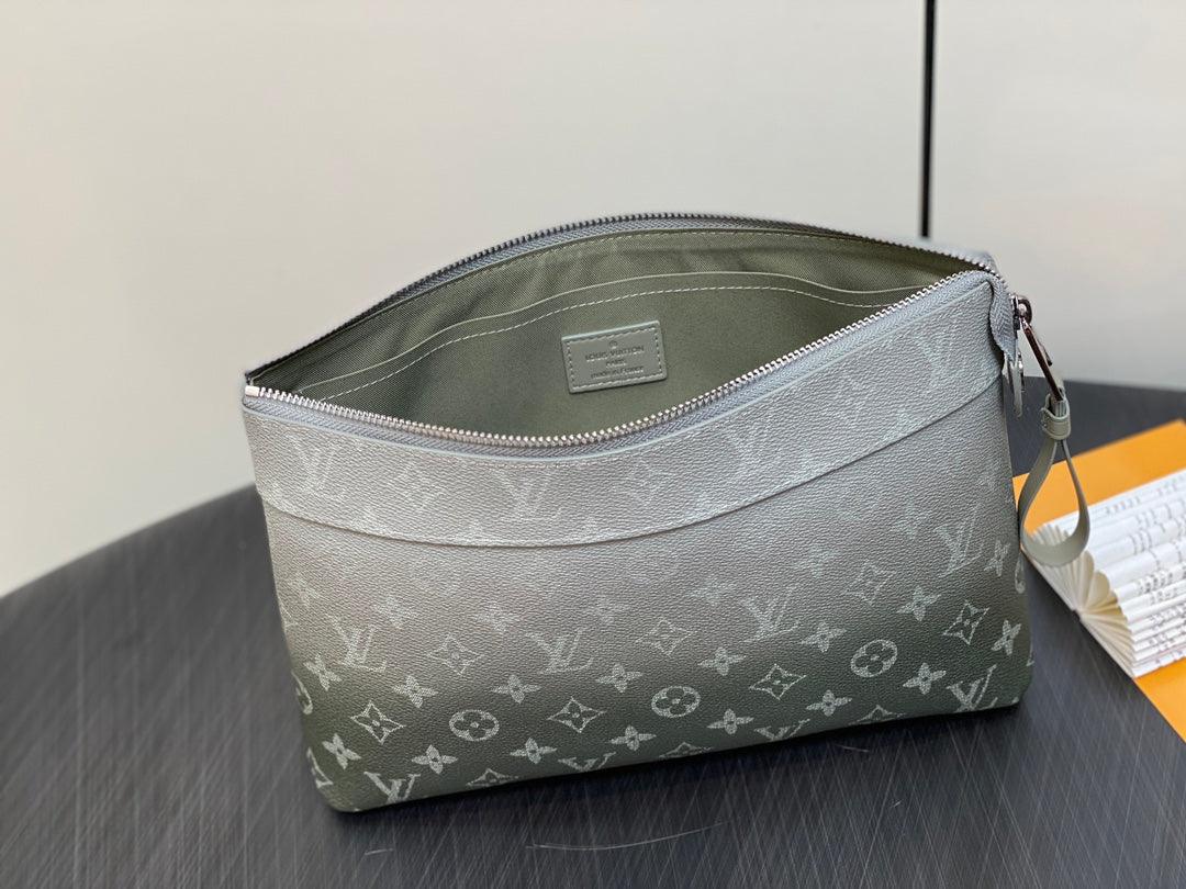 Louis Vuitton M11545 Yumuşak Seyahat Çantası