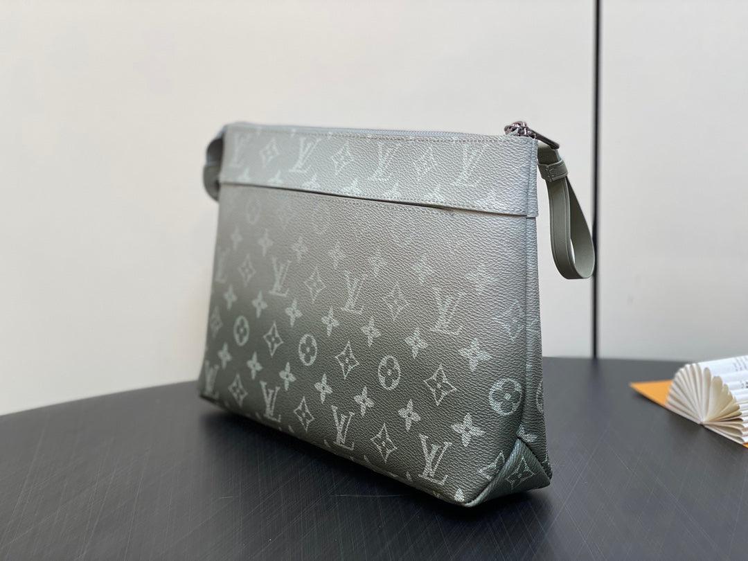 Louis Vuitton M11545 Yumuşak Seyahat Çantası