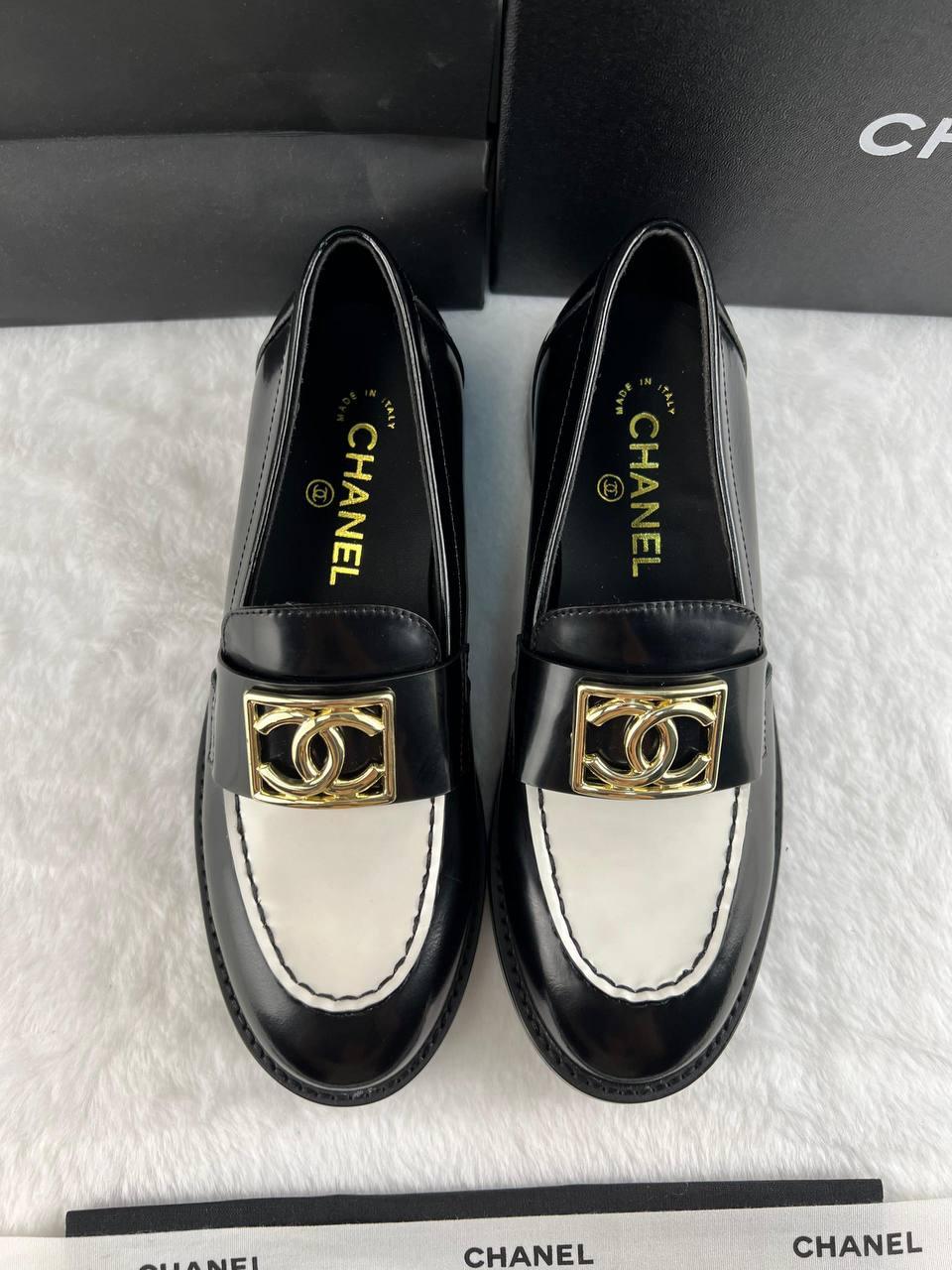 Chanel  Parlak Dana Derisi CC Loafer Siyah Beyaz