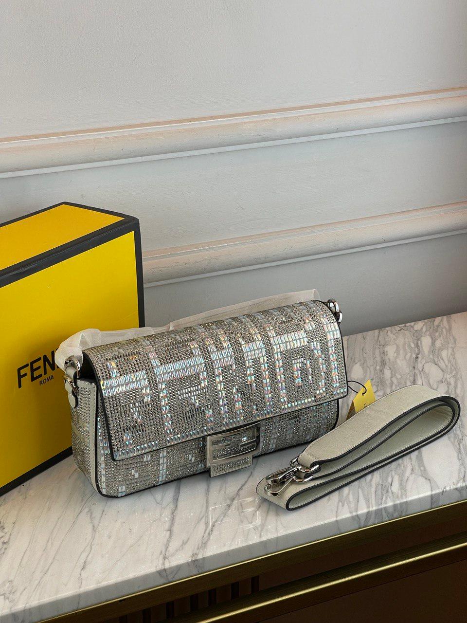 Fendi حقيبة إعادة إصدار باجيت مصنوعة من خرز أرجواني