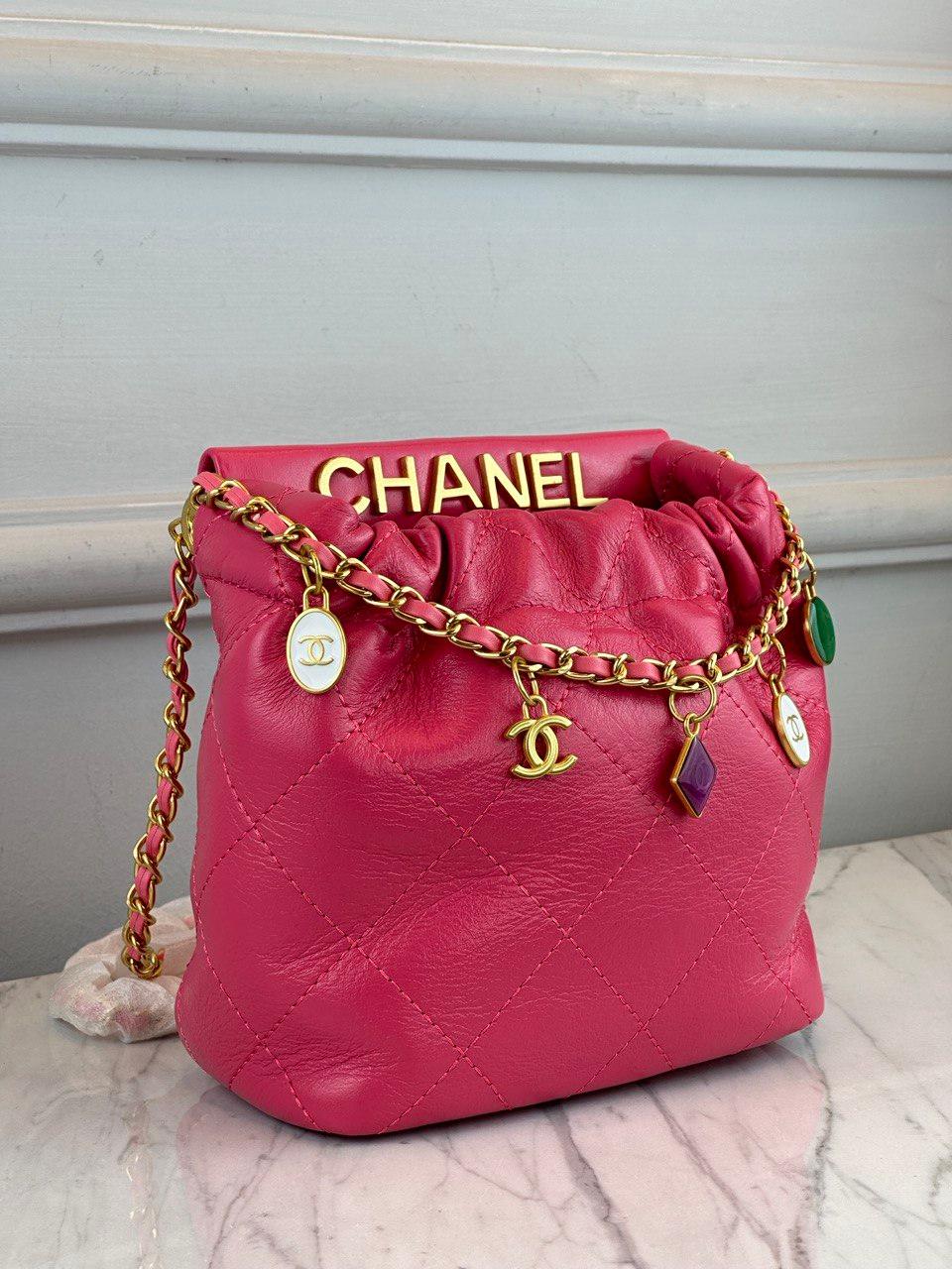 Chanel Pembe Dana Derisi Küçük Kova Çantası Takılar İle