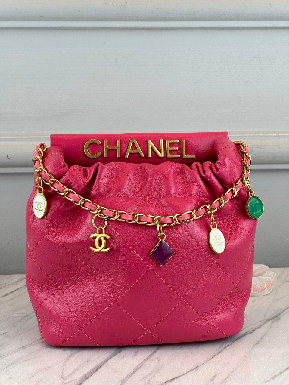 Chanel Pembe Dana Derisi Küçük Kova Çantası Takılar İle