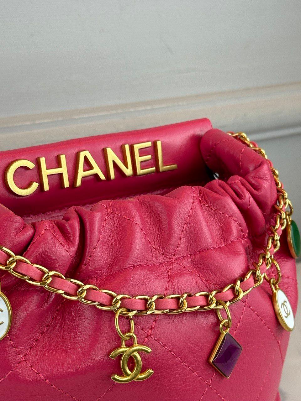 Chanel Pembe Dana Derisi Küçük Kova Çantası Takılar İle