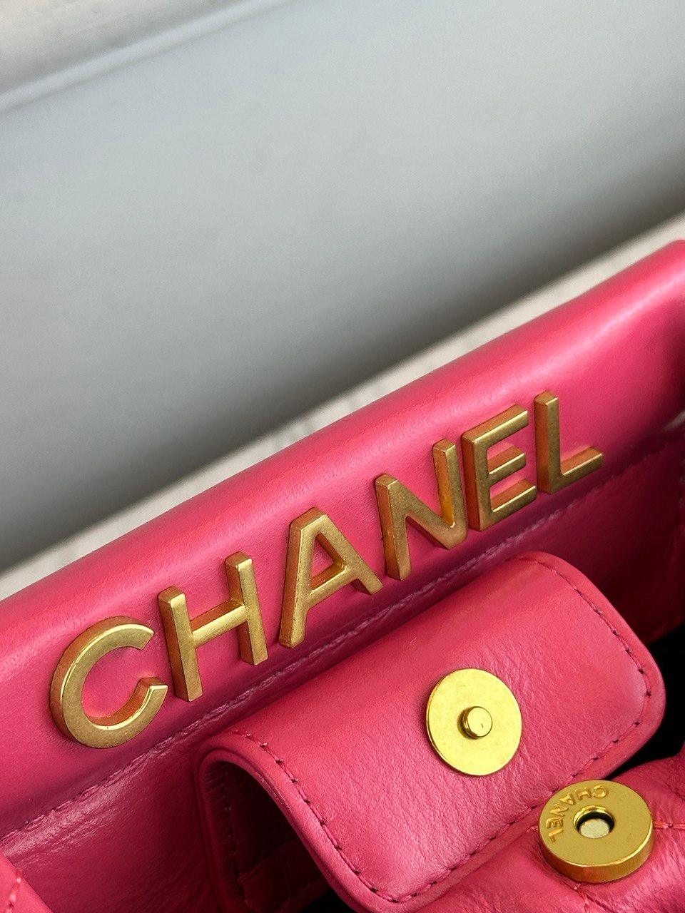 Chanel Pembe Dana Derisi Küçük Kova Çantası Takılar İle