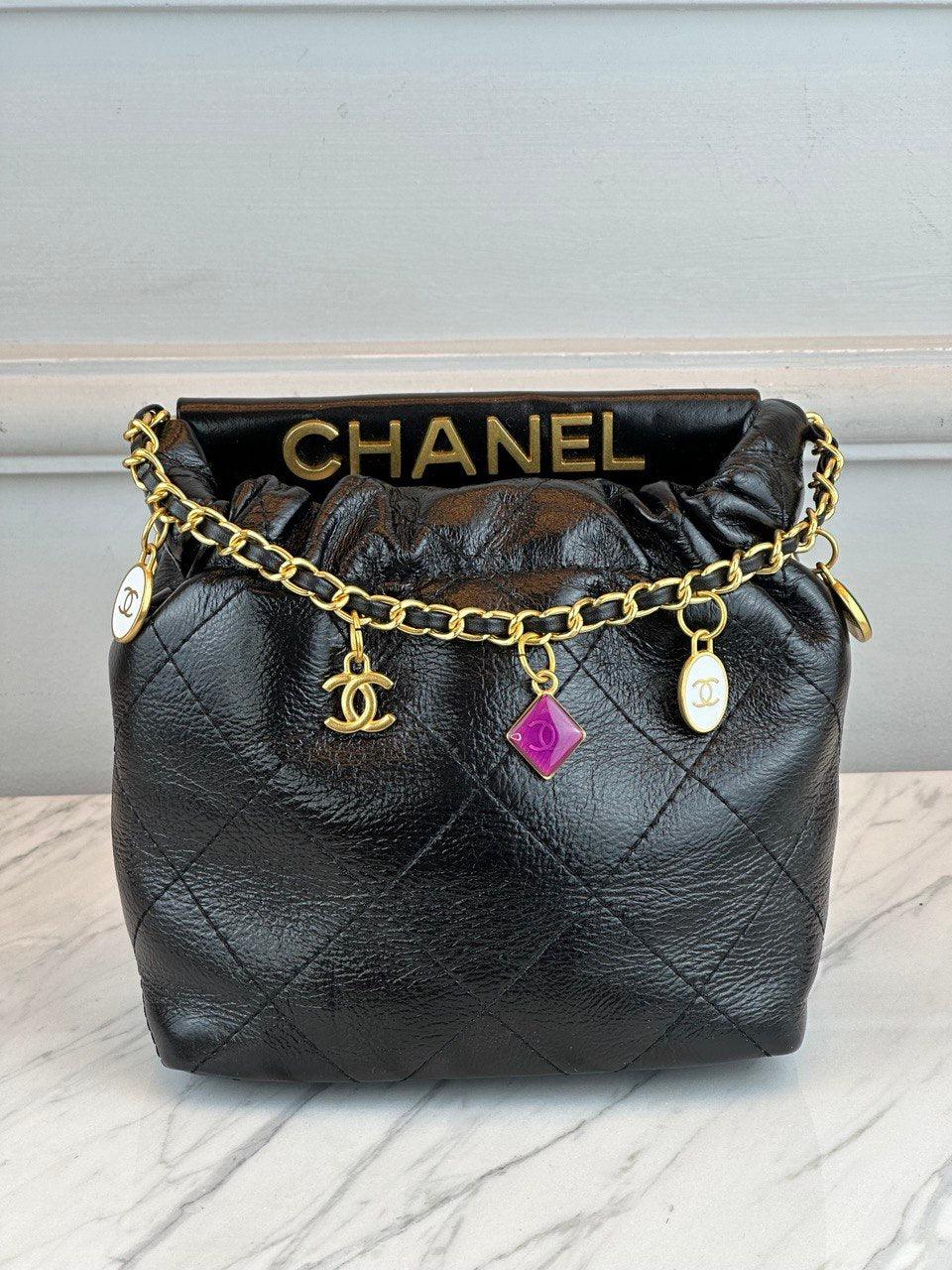 Chanel Siyah Dana Derisi Küçük Kova Çantası Takılar İle