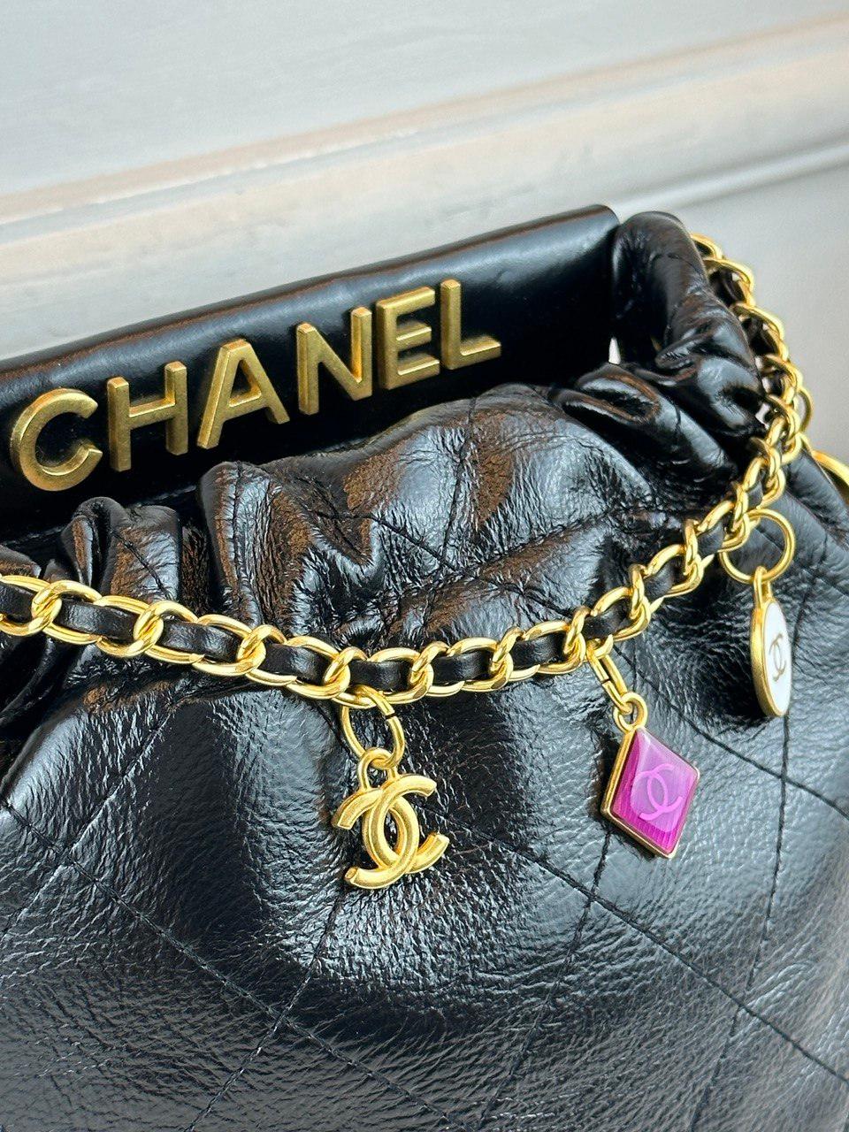 Chanel Siyah Dana Derisi Küçük Kova Çantası Takılar İle