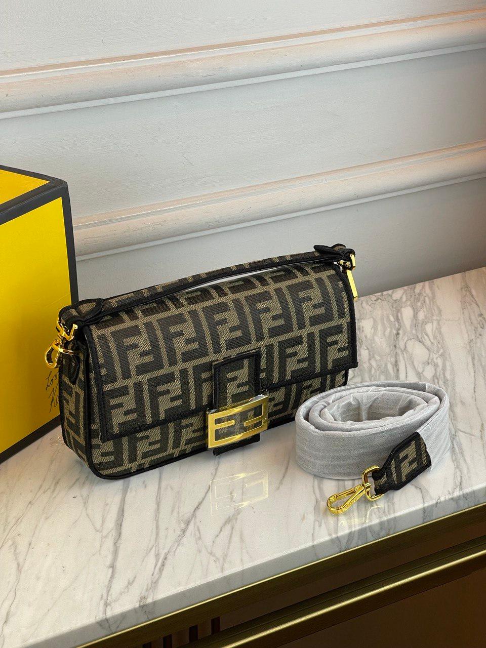 Fendi حقيبة إعادة إصدار باجيت مصنوعة من خرز أرجواني