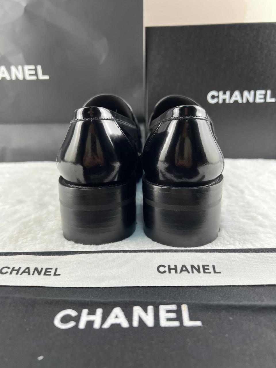 Chanel  Parlak Dana Derisi CC Loafer Siyah Beyaz