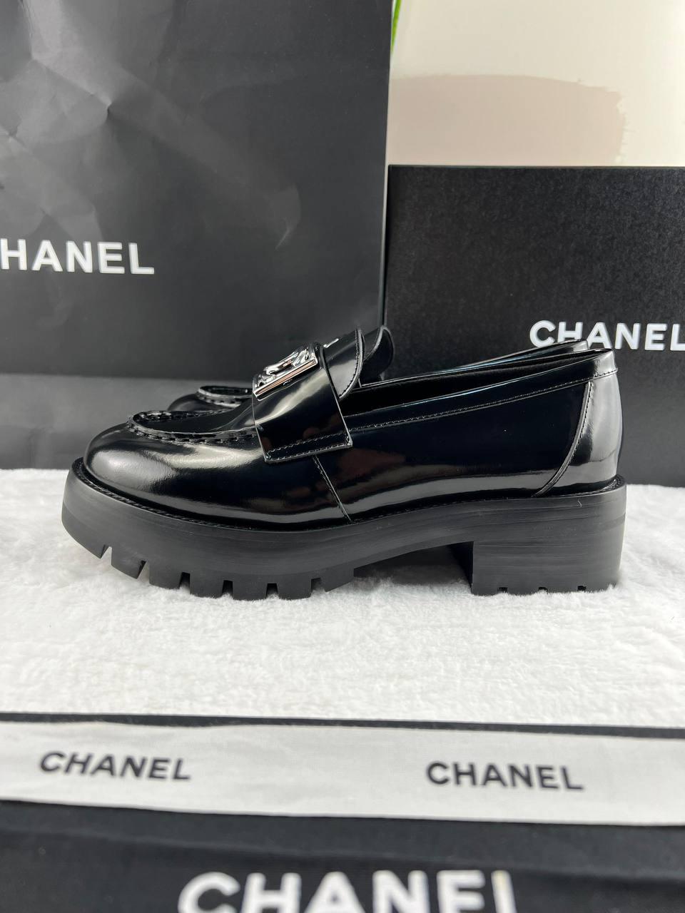 Chanel  Parlak Dana Derisi CC Loafer Siyah Beyaz