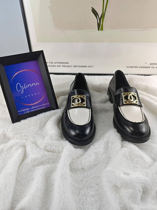 Chanel  Parlak Dana Derisi CC Loafer Siyah Beyaz