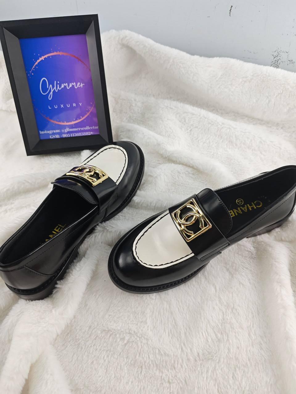 Chanel  Parlak Dana Derisi CC Loafer Siyah Beyaz