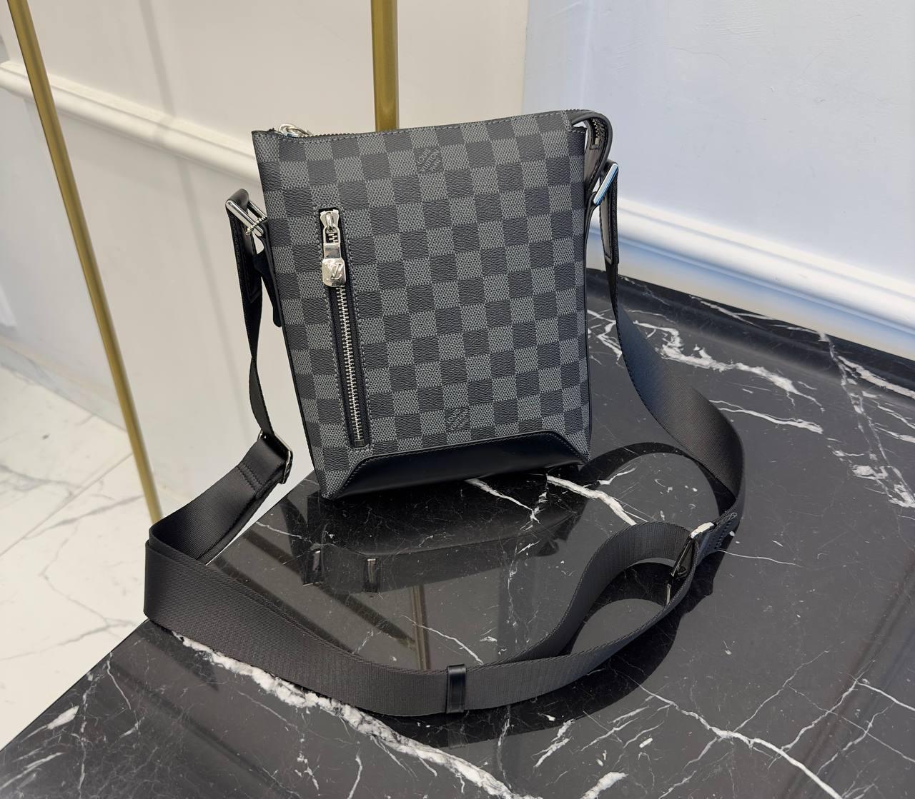 Louis Vuitton Damier Infini Discovery Messenger BB Onyx