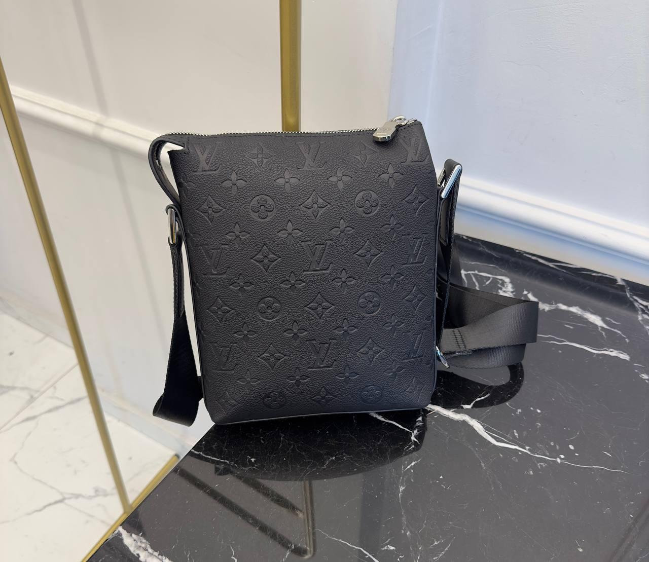 Louis Vuitton Damier Infini Discovery Messenger BB Onyx