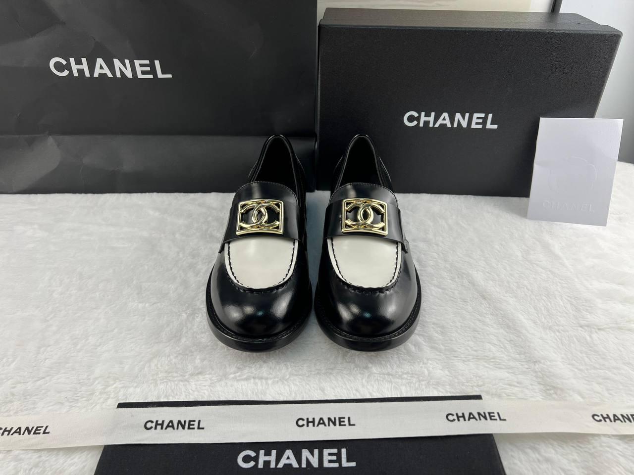 Chanel  Parlak Dana Derisi CC Loafer Siyah Beyaz